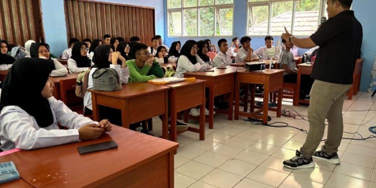 Roadshow Edukasi Jurnalistik di SMAN 1 Caringin Berakhir dengan MNC Tourism dan MNC Peduli