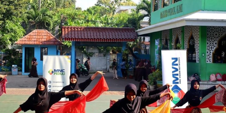 Pelatihan dan Pameran Seni di SMPN 220 oleh MNC Vision Networks dan MNC Peduli