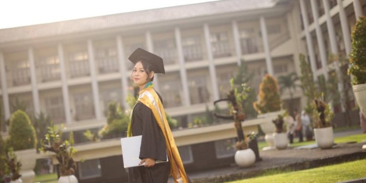 Kisah Wisudawan Termuda S2 UGM Amanda Eka Lupita di Usia 22 Tahun