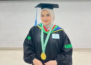 Hawa Berjuang Menempuh 80 Km Setiap Hari Diganjar Gelar Wisudawan Terbaik UNJ
