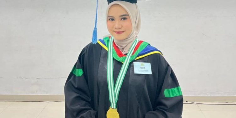 Hawa Berjuang Menempuh 80 Km Setiap Hari Diganjar Gelar Wisudawan Terbaik UNJ
