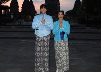 Pevita Pearce dan Ji Chang Wook Berpose Kompak dengan Busana Adat Jawa di Prambanan