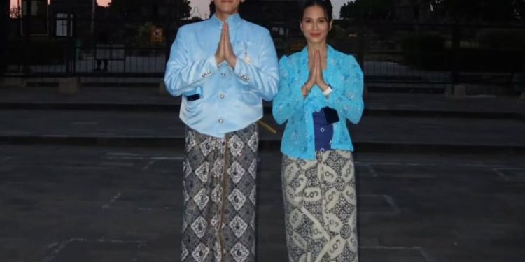 Pevita Pearce dan Ji Chang Wook Berpose Kompak dengan Busana Adat Jawa di Prambanan