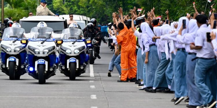 Siswa Tidak Perlu Menunggu Berjam-jam di Pinggir Jalan untuk Pejabat