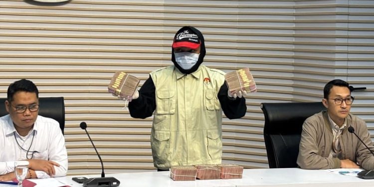 Duit Rp500 Juta Disita KPK dalam OTT Bupati Ponorogo
