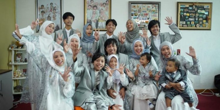 Hari Anak Sedunia Inspirasi Keluarga dengan 14 Anak