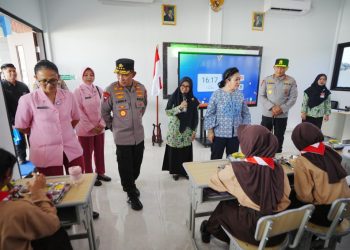 Kapolri Kunjungi SMP Kemala Bhayangkari Karanganyar Bersama Titiek Soeharto