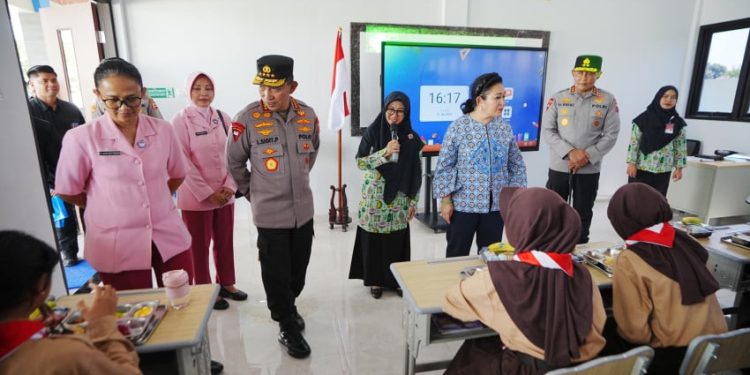 Kapolri Kunjungi SMP Kemala Bhayangkari Karanganyar Bersama Titiek Soeharto