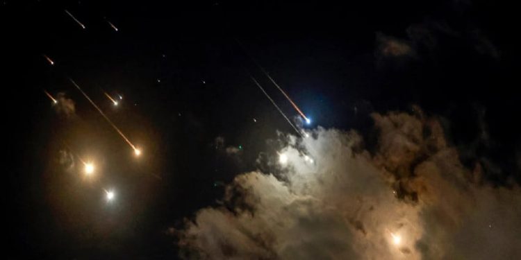 Iran Kini Bisa Tembakkan 2000 Rudal Sekaligus Untuk Lumpuhkan Israel
