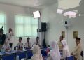 Tinjau Pembelajaran dengan Smartboard di SMPN 4 Bekasi untuk Digitalisasi Pendidikan Inklusif