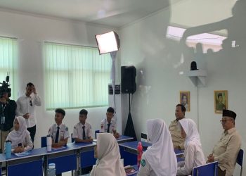 Tinjau Pembelajaran dengan Smartboard di SMPN 4 Bekasi untuk Digitalisasi Pendidikan Inklusif