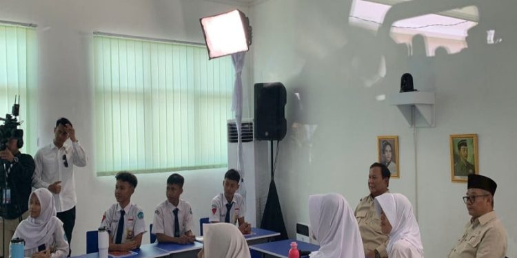Tinjau Pembelajaran dengan Smartboard di SMPN 4 Bekasi untuk Digitalisasi Pendidikan Inklusif