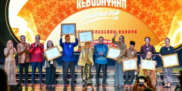 Elvy Sukaesih dan Pieter F Gontha Terima Penghargaan Satya Budaya Narendra