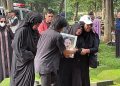 Karina Ranau Hampir Pingsan Saat Jenazah Epy Iskandar Dimasukkan ke Dalam Liang Lahat