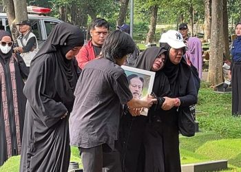 Karina Ranau Hampir Pingsan Saat Jenazah Epy Iskandar Dimasukkan ke Dalam Liang Lahat