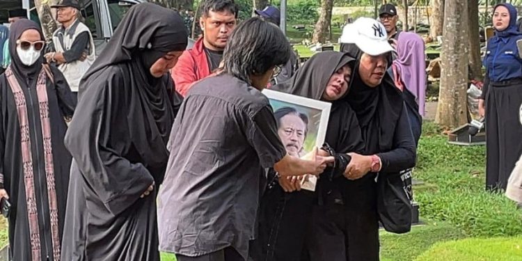 Karina Ranau Hampir Pingsan Saat Jenazah Epy Iskandar Dimasukkan ke Dalam Liang Lahat