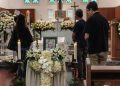 Pelayat Berbeda-Beda Doakan Mendiang Romo FX Mudji Sutrisno di Kapel Kolese Kanisius Jakarta