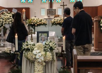 Pelayat Berbeda-Beda Doakan Mendiang Romo FX Mudji Sutrisno di Kapel Kolese Kanisius Jakarta