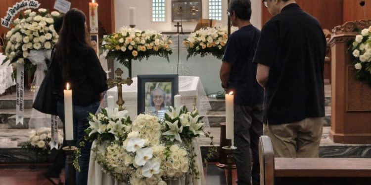 Pelayat Berbeda-Beda Doakan Mendiang Romo FX Mudji Sutrisno di Kapel Kolese Kanisius Jakarta
