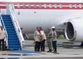 Prabowo Sambut Gubernur Mualem Setibanya di Aceh