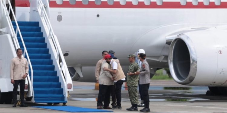 Prabowo Sambut Gubernur Mualem Setibanya di Aceh