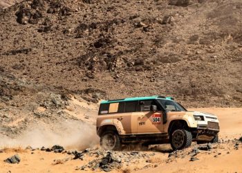 Defender Dakar D7X-R Tangguh Hadapi Tantangan Gurun Pasir Arab