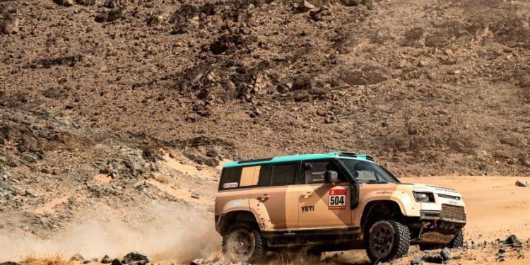 Defender Dakar D7X-R Tangguh Hadapi Tantangan Gurun Pasir Arab