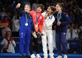 Galaxy Z Flip7 Edisi Olimpiade Resmi Dirilis dengan Fitur Selfie Podium yang Mengagumkan