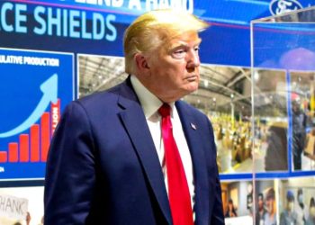 Karyawan yang Diberi Jari Tengah oleh Trump Terkena Sanksi