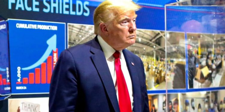 Karyawan yang Diberi Jari Tengah oleh Trump Terkena Sanksi