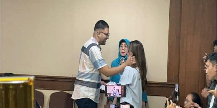 Momen Romantis Ammar Zoni Elus Pipi Dokter Kamelia Bikin Pengunjung Terharu