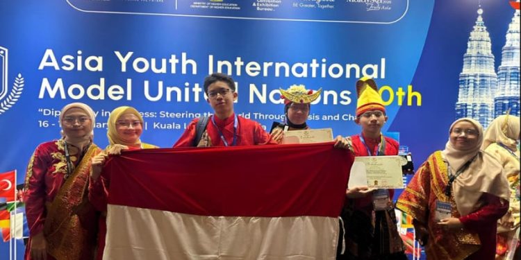 Siswa SMA Labschool Jakarta Menangkan Penghargaan Tertinggi di AYIMUN Malaysia