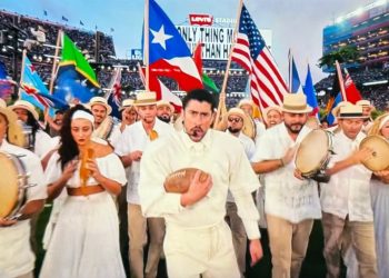 Bad Bunny Menghadirkan Momen Bersejarah di Super Bowl dengan Aksi Lamaran Dua Sejoli