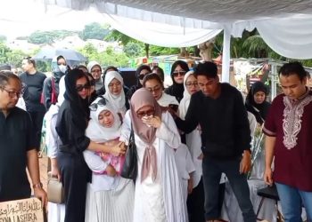 Isak Tangis Pecah saat Pemakaman Bocah 6 Tahun Meninggal karena Tabrakan di Singapura