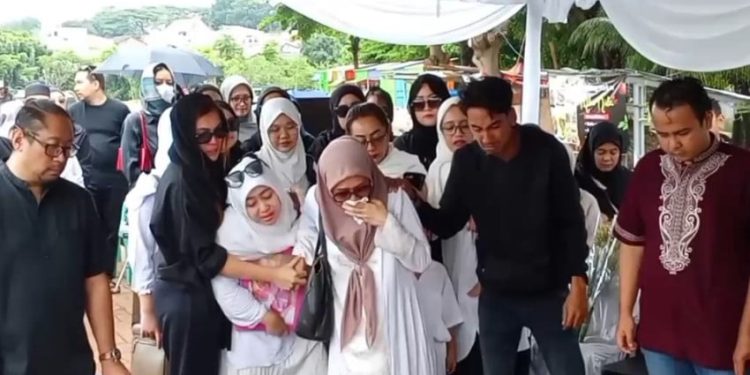 Isak Tangis Pecah saat Pemakaman Bocah 6 Tahun Meninggal karena Tabrakan di Singapura