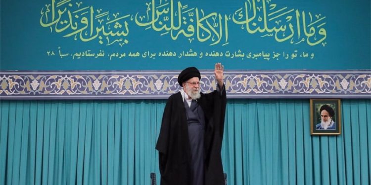 Khamenei Ancam Perang Besar di Timur Tengah jika AS Invasi Iran