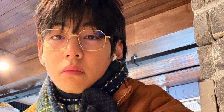 V BTS Tanpa Sadar Gunakan Lagu AI, Dituduh Mempromosikan
