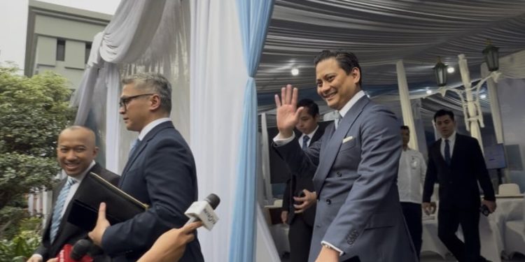 Thomas Djiwandono Diam dan Tersenyum setelah Dilantik sebagai Deputi Gubernur BI